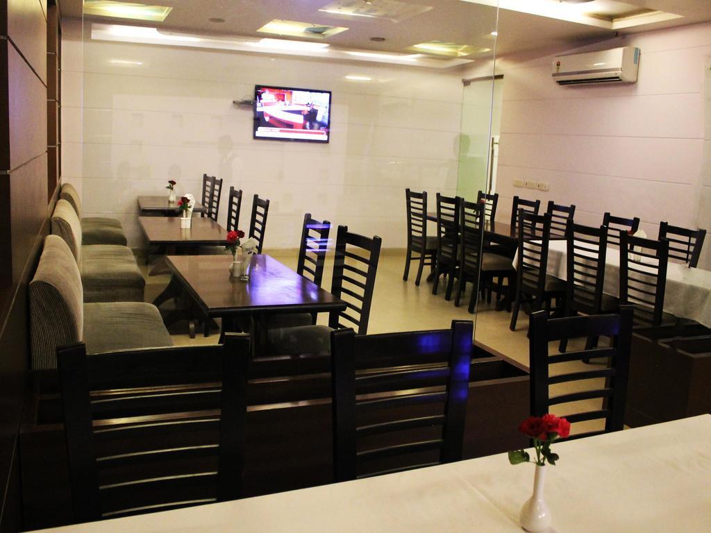 Oyo Premium Kaushambi Hotel Indirapuram Exterior photo